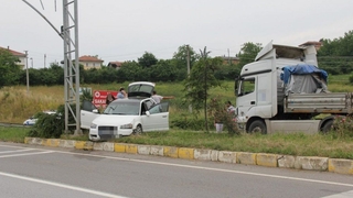 TIR'la çarpıştı refüje çıktı