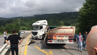 Tır makasladı, yol 3 saat trafiğe kapandı
