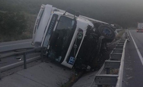 Tır orta refüje devrildi