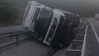 Tır orta refüje devrildi