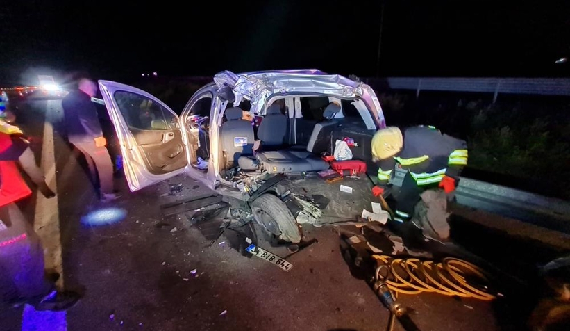 Tır otomobili biçti: 1'i ağır 2 yaralı