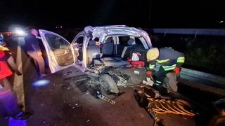 Tır otomobili biçti: 1'i ağır 2 yaralı