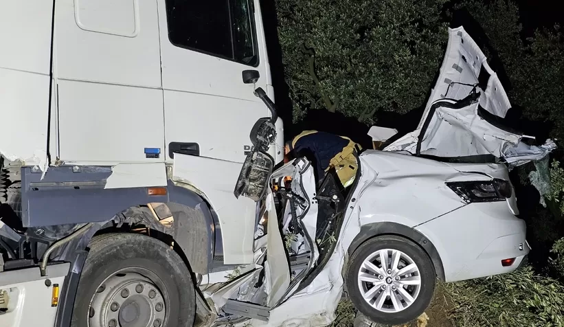 Tır otomobili biçti: 1 ölü, 1 yaralı