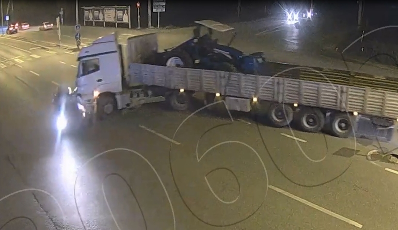 TIR otomobili böyle biçti