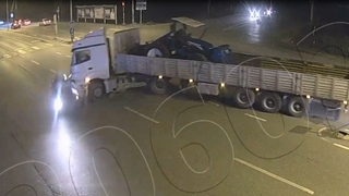 TIR otomobili böyle biçti