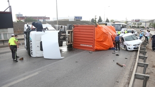 Tır otomobilin üzerine devrildi; 2 yaralı