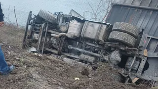 Tır Sakarya Nehri'ne uçuyordu