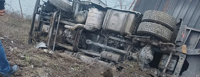 Tır Sakarya Nehri'ne uçuyordu