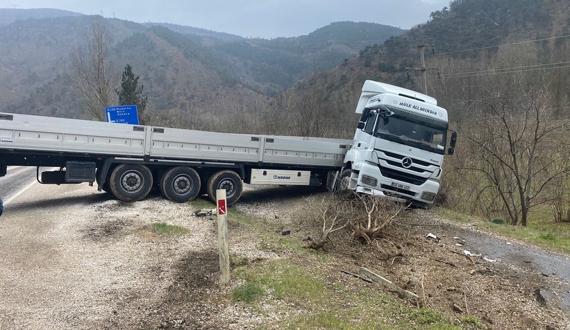 Tır şarampole yuvarlanmaktan son anda kurtuldu
