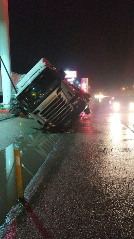 Tır su kanalına düştü