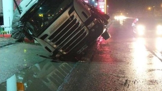 Tır su kanalına düştü