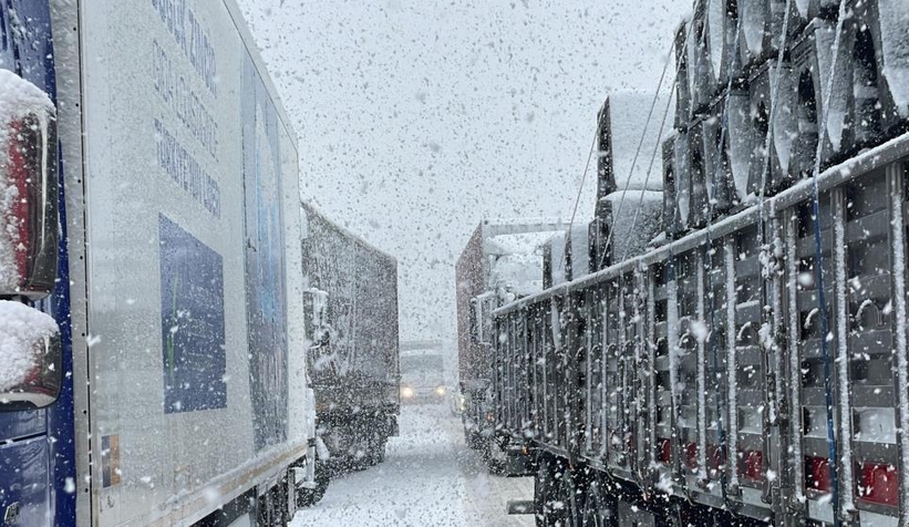 Tır sürücüleri saatlerdir yollarda bekliyor