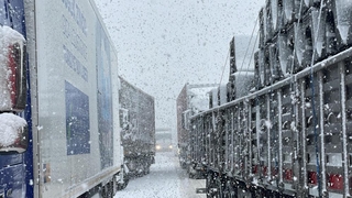 Tır sürücüleri saatlerdir yollarda bekliyor