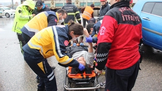 Tır ve otomobil çarpıştı: 2 yaralı