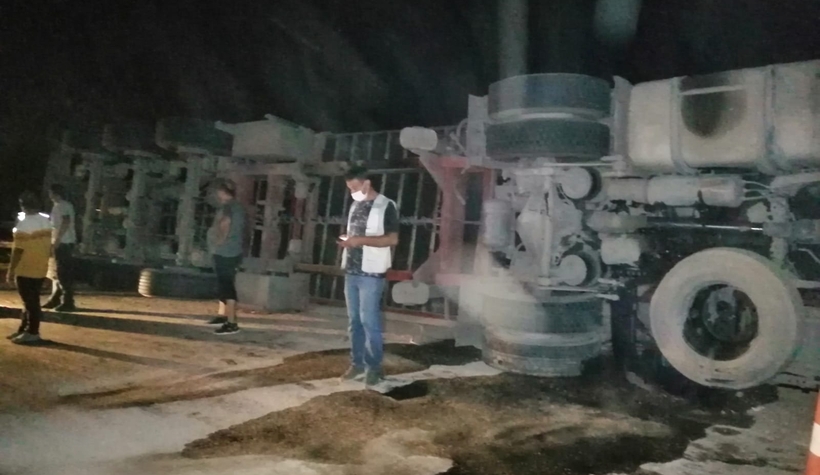 Tır, virajı alamadı, devrildi