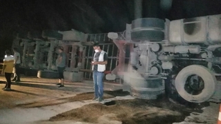 Tır, virajı alamadı, devrildi