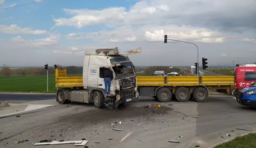 Tır, yolcu minibüsüne çarptı: 5 ölü, 10 yaralı