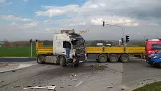 Tır, yolcu minibüsüne çarptı: 5 ölü, 10 yaralı