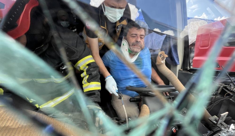 Tıra çarpan minibüste sıkıştı