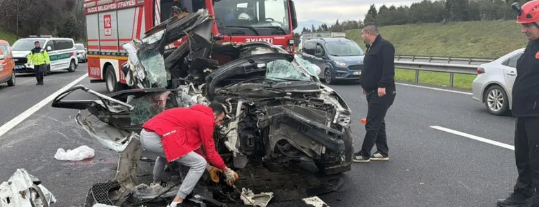 Tıra çarpan otomobilde 1 kişi öldü, 1 kişi yaralı
