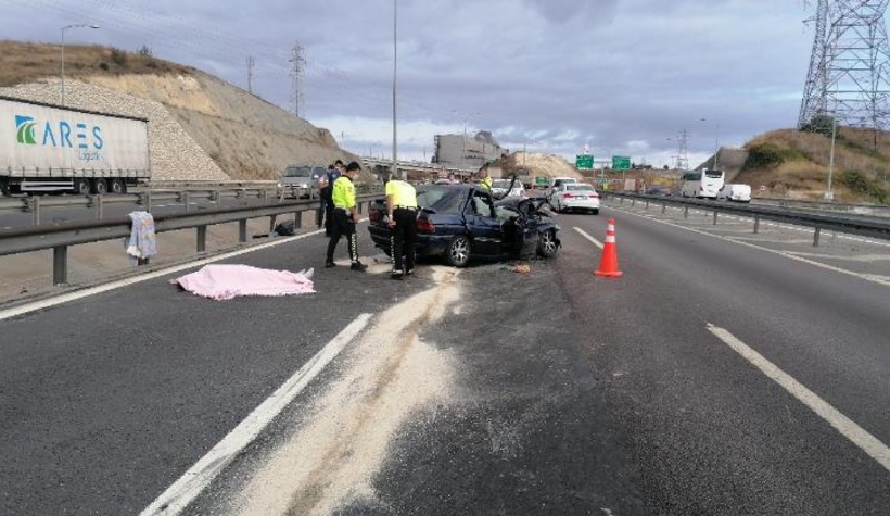 Tıra çarpan otomobilde 1 kişi öldü, 4 kişi yaralandı
