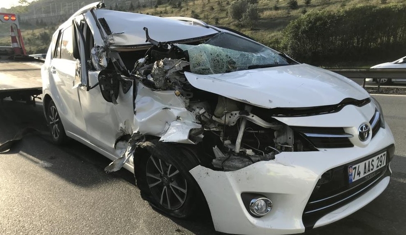 Tıra çarpan otomobildeki 6 kişi yaralandı