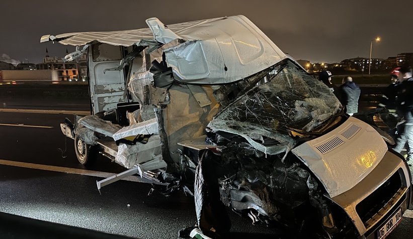 Tıra çarpan panelvan ikiye bölündü: 1 ağır yaralı