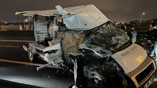 Tıra çarpan panelvan ikiye bölündü: 1 ağır yaralı