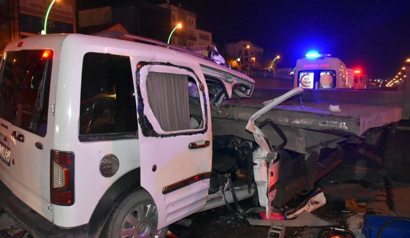 Tıra hafif ticari araç çarptı: 2’si ağır 4 yaralı