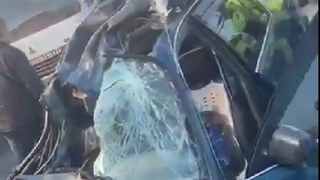 Tıra ok gibi saplandı: 2 yaralı