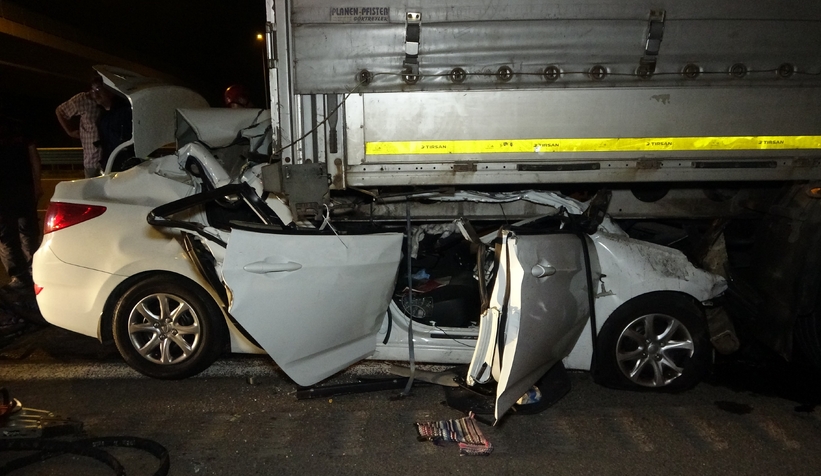 Tıra saplanan otomobil kağıt gibi ezildi: 1 ölü