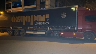 Tırı dorse ile birlikte çaldılar