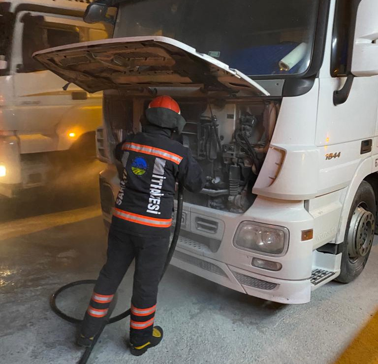 Tırı yanmaktan kurtardılar