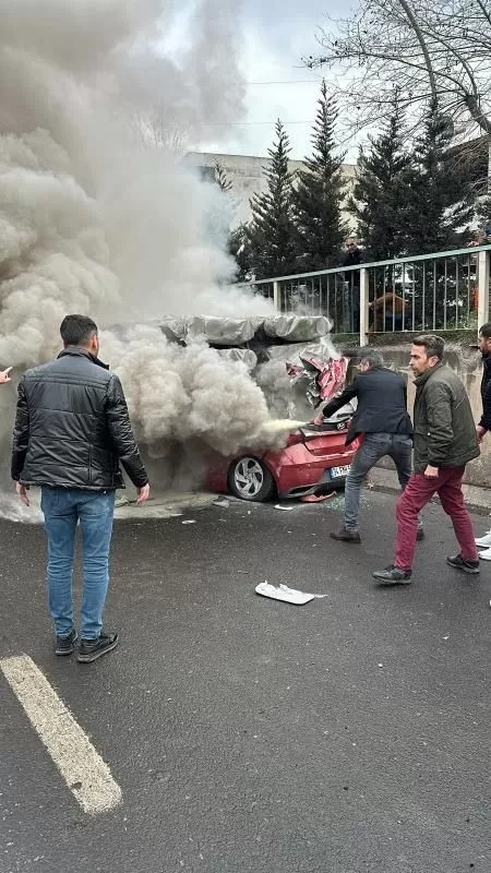 Tırın altına giren otomobil yandı, sürücü öldü