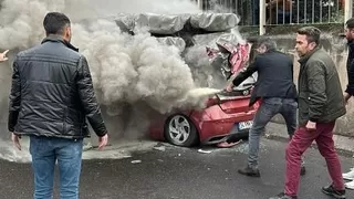 Tırın altına giren otomobil yandı, sürücü öldü