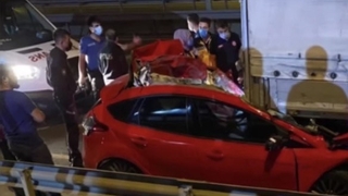 Tırın altına giren otomobilden cansız bedeni çıkarıldı