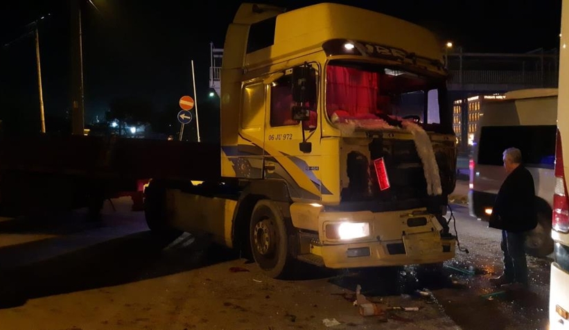 Tırın camından fırlayıp aracın altında kaldı