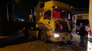 Tırın camından fırlayıp aracın altında kaldı