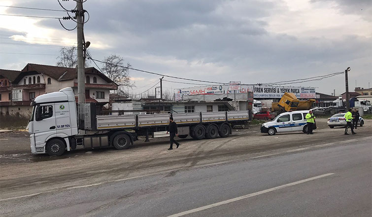 Tırın çarptığı bisikletli ölümden döndü