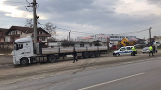 Tırın çarptığı bisikletli ölümden döndü