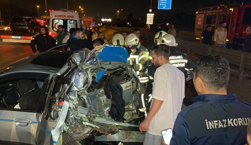 Tırın çarptığı otomobil kağıt gibi ezildi: 1'i çocuk 5 yaralı