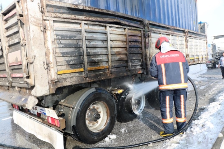 TIR’ın dorsesi alev aldı