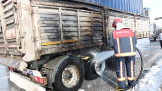 TIR’ın dorsesi alev aldı