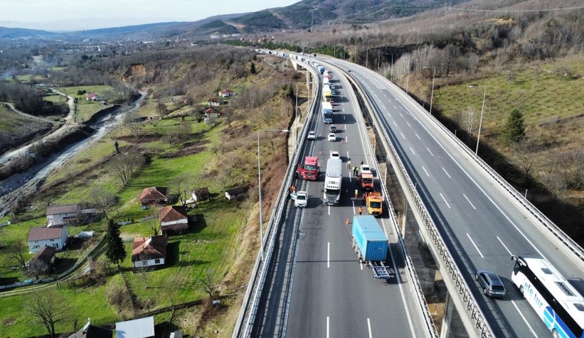 Tırın dorsesi koptu trafik durdu
