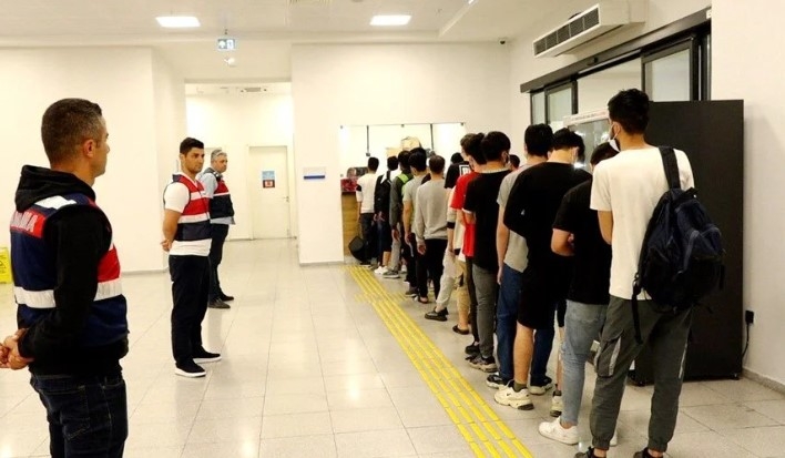 Tırın dorsesinde 54 kaçak göçmen yakalandı