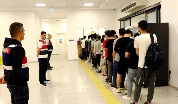 Tırın dorsesinde 54 kaçak göçmen yakalandı