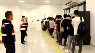 Tırın dorsesinde 54 kaçak göçmen yakalandı