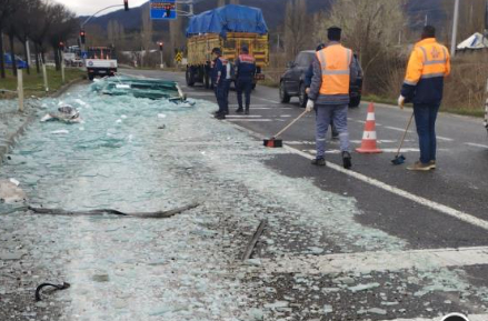 Tırın dorsesinden camlar yola devrildi, trafik akışı durdu