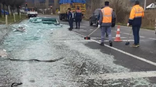 Tırın dorsesinden camlar yola devrildi, trafik akışı durdu