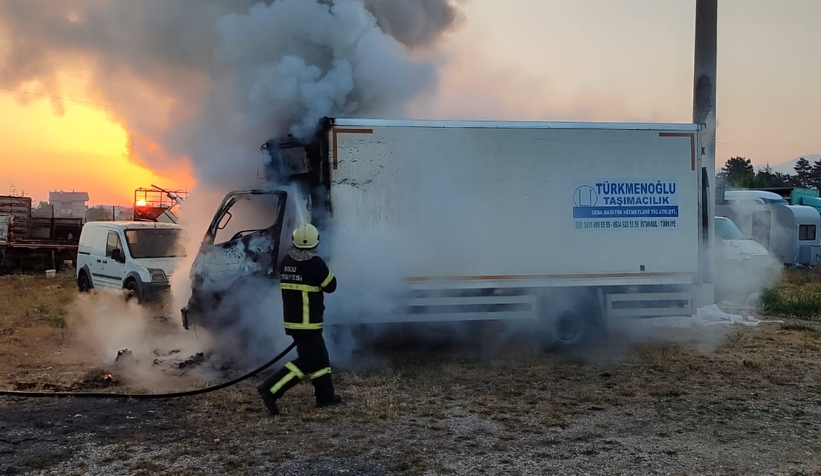 Tırın dorsesine çarpan kamyon alev aldı: 1 yaralı